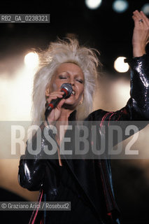 Trento,1985. Concerto Italy for Italy. Ritratto della cantante veneziana Patty Pravo.Musica ritratto cantante pop rock.Trento,1985.Concert Italy for Italy.Portrait of the Venetian pop singer  Patty Pravo.