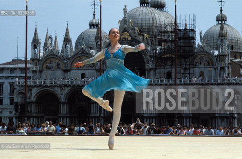 Piazza San Marco,Venezia,1981.La ballerina e coreografa brasiliana Marcia Haydee. Danza ballerina coreografa danzatrice.Saint Marks Square,Venice,1981.The Brasilian dancer and choreographer Marcia Haydee ©Graziano Arici/Rosebud2  astga ©Graziano Arici/Rosebud2