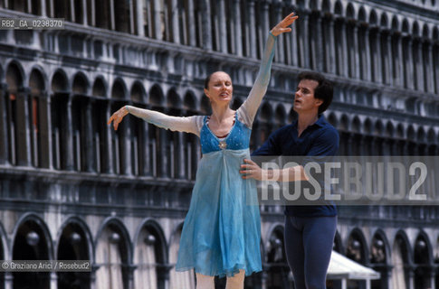 Piazza San Marco,Venezia,1981.La ballerina e coreografa brasiliana Marcia Haydee. Danza ballerina coreografa danzatrice.Saint Marks Square,Venice,1981.The Brasilian dancer and choreographer Marcia Haydee ©Graziano Arici/Rosebud2  astga ©Graziano Arici/Rosebud2