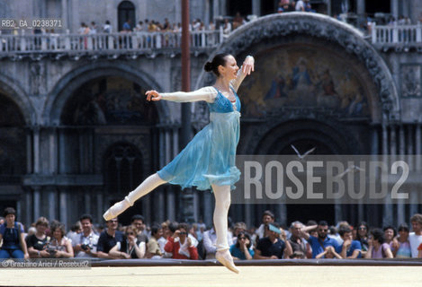 Piazza San Marco,Venezia,1981.La ballerina e coreografa brasiliana Marcia Haydee. Danza ballerina coreografa danzatrice.Saint Marks Square,Venice,1981.The Brasilian dancer and choreographer Marcia Haydee ©Graziano Arici/Rosebud2  astga ©Graziano Arici/Rosebud2