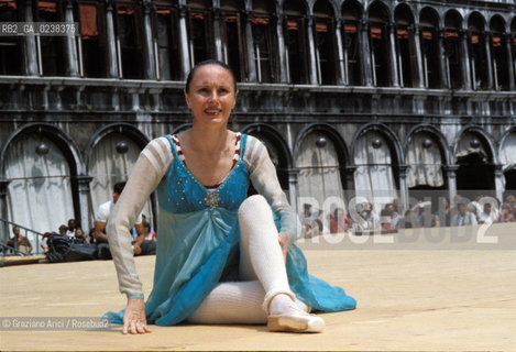 Piazza San Marco,Venezia,1981.La ballerina e coreografa brasiliana Marcia Haydee. Danza ballerina coreografa danzatrice.Saint Marks Square,Venice,1981.The Brasilian dancer and choreographer Marcia Haydee ©Graziano Arici/Rosebud2  astga ©Graziano Arici/Rosebud2