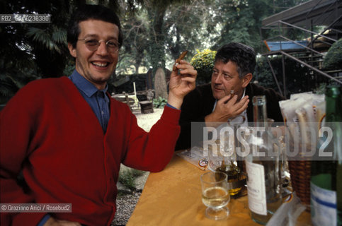Venezia, 198?. Ritratto di Hugo Pratt, disegnatore di fumetti e in particolare di Corto Maltese, a pranzo, con Guido Fuga, architetto e fumettista. Ritratto fumettista sigaro .Venice,198?. Portrait of Hugo Pratt, cartoonist of Corto Maltese during a dinner with Guido Fuga, architect and cartoonist ©Graziano Arici/Rosebud2  astga ©Graziano Arici/Rosebud2