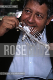 Venezia, 198?. Ritratto di Hugo Pratt, disegnatore di fumetti e in particolare di Corto Maltese, durante un pranzo. Ritratto fumettista pranzo lisca pesce.Venice,198?. Portrait of Hugo Pratt, cartoonist of Corto Maltese during a dinner ©Graziano Arici/Rosebud2  astga ©Graziano Arici/Rosebud2