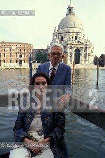 Venezia, 1990.Ritratto del compositore contemporaneo Goffredo Petrassi con la moglie.Sullo sfondo la Basilica della Salute. Musica contemporanea compositore ritratto.Venice, 1990. Portrait of the contemporary composer Goffredo Petrassi with his wife. In the background the Basilica of St Mary of Health ©Graziano Arici/Rosebud2