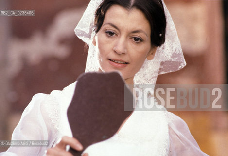 Venezia, 1981.Ritratto della ballerina e attrice Carla Fracci con uno specchio durante le riprese del film di Mario Lanfranchi Carnevale, un amore. Cinema attrice ballerina riprese shooting film backstage ritratto specchio danza.Venice, 1981. Portrait of the dancer and actress Carla Fracci during the shooting of the film Carnevale, un amore directed by Mario Lanfranchi ©Graziano Arici/Rosebud2