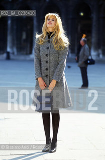 Venezia,1996.Ritratto della top model Claudia Schiffer a Venezia.Moda top model indossatrice modella .Venice,1996.Portrait of the fashion top model Claudia Schiffer in Venice ©Graziano Arici/Rosebud2