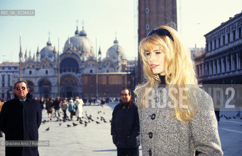 Venezia,1996.Ritratto della top model Claudia Schiffer a Venezia.Moda top model indossatrice modella .Venice,1996.Portrait of the fashion top model Claudia Schiffer in Venice ©Graziano Arici/Rosebud2