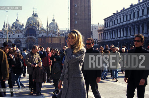 Venezia,1996.Ritratto della top model Claudia Schiffer a Venezia.Moda top model indossatrice modella .Venice,1996.Portrait of the fashion top model Claudia Schiffer in Venice ©Graziano Arici/Rosebud2