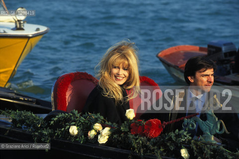 - Venezia,1996.Ritratto della top model Claudia Schiffer a Venezia in gondola.Moda top model indossatrice modella .- Venice,1996.Portrait of the fashion top model Claudia Schiffer in Venice by boat ©Graziano Arici/Rosebud2