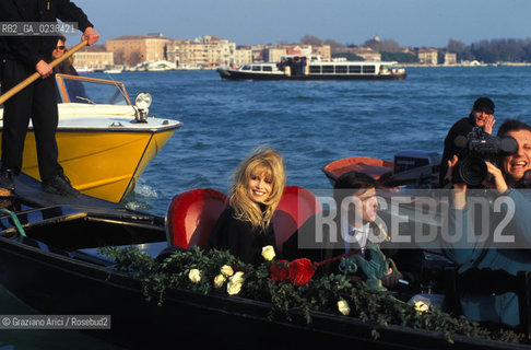 Venezia,1996.Ritratto della top model Claudia Schiffer a Venezia.Moda top model indossatrice modella gondola.Venice,1996.Portrait of the fashion top model Claudia Schiffer in Venice ©Graziano Arici/Rosebud2