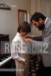 Venezia,1987.Il violinista jugoslavo di 10 anni Stefan Milenkovic mentre si prepara per il concerto.Musica classica violinista violino ritratto.Venice,1987.The violinist Stefan Milenkovic while making a city tour ©Graziano Arici/Rosebud2