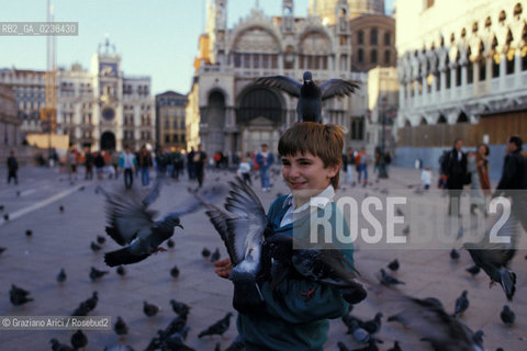 Venezia,1987.Il violinista Stefan Milenkovic mentre visita la città Musica violinista classica Piazza San Marco.Venice,1987.The violinist Stefan Milenkovic while making a city tour ©Graziano Arici/Rosebud2