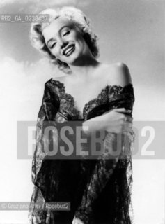 -1960. Ritratto dellattrice Marilyn Monroe (1926-1962), senza indicazione dellautore,stampa ai sali dargento,cm 13,5x18. Ritratto attrice diva .-1960.Portrait of the actress Marilyn Monroe (1926-1962), no authors indication, silver salt print, cm 13,5x18 - Archivio Graziano Arici..LArchivio Arici non è riuscito ad avere informazioni sullautore di questa foto. Siamo comunque a disposizione di qualunque avente diritto per riconoscere eventuali proprietà intellettuali che non sia stato possibile fin qui attribuire. .Qualora si fosse inavvertitamente leso qualsiasi diritto di riproduzione, si prega di contattare lArchivio che provvederà a rimuovere le immagini in questione..La cessione dei diritti di questa immagine si intende per quanto di nostra competenza. Non comprende invece le eventuali spese  relative a diritti che potranno essere richiesti dagli Enti o persone fisiche cui appartengono eventualmente i soggetti  ripresi. Tali costi, ove necessari, e l’espletamento di qualsivoglia pratica di richiesta di concessione del permesso di pubblicazione sono esclusivamente a carico e a cura del soggetto acquirente di questa immagine.  astga ©Graziano Arici/Rosebud2