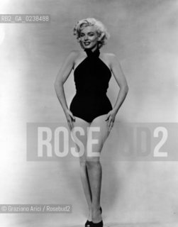 -Ritratto a figura intera dellattrice Marilyn Monroe (1926-1962), senza indicazione dellautore,stampa ai sali dargento,cm 19x24. Ritratto attrice diva costume da bagno.-Portrait whole-length of the actress Marilyn Monroe (1926-1962), no authors indication, silver salt print, cm 19x24 - Archivio Graziano Arici..LArchivio Arici non è riuscito ad avere informazioni sullautore di questa foto. Siamo comunque a disposizione di qualunque avente diritto per riconoscere eventuali proprietà intellettuali che non sia stato possibile fin qui attribuire. .Qualora si fosse inavvertitamente leso qualsiasi diritto di riproduzione, si prega di contattare lArchivio che provvederà a rimuovere le immagini in questione..La cessione dei diritti di questa immagine si intende per quanto di nostra competenza. Non comprende invece le eventuali spese  relative a diritti che potranno essere richiesti dagli Enti o persone fisiche cui appartengono eventualmente i soggetti  ripresi. Tali costi, ove necessari, e l’espletamento di qualsivoglia pratica di richiesta di concessione del permesso di pubblicazione sono esclusivamente a carico e a cura del soggetto acquirente di questa immagine..  astga ©Graziano Arici/Rosebud2