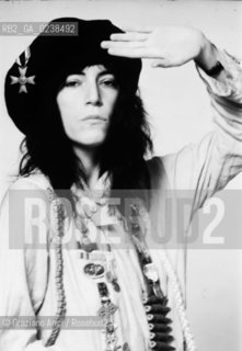 - Ritratto della cantante e poetessa Patty Smith, senza indicazione dellautore. Ritratto musica cantante poesia .- Portrait of the singer and poet Patty Smith, no authors indication. Archivio Graziano Arici.LArchivio Arici non è riuscito ad avere informazioni sullautore di questa foto. Siamo comunque a disposizione di qualunque avente diritto per riconoscere eventuali proprietà intellettuali che non sia stato possibile fin qui attribuire. .Qualora si fosse inavvertitamente leso qualsiasi diritto di riproduzione, si prega di contattare lArchivio che provvederà a rimuovere le immagini in questione..La cessione dei diritti di questa immagine si intende per quanto di nostra competenza. Non comprende invece le eventuali spese  relative a diritti che potranno essere richiesti dagli Enti o persone fisiche cui appartengono eventualmente i soggetti  ripresi. Tali costi, ove necessari, e l’espletamento di qualsivoglia pratica di richiesta di concessione del permesso di pubblicazione sono esclusivamente a carico e a cura del soggetto acquirente di questa immagine.  astga ©Graziano Arici/Rosebud2