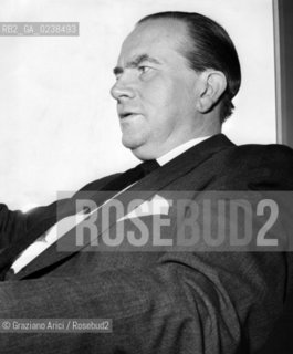 -1962. Ritratto di Milton Caniff, disegnatore di fumetti americano, senza indicazione dellautore, stampa ai sali dargento,cm 21x25. Ritratto fumettista fumetto disegnatore. Dickie Dare, Terry and the Pirates, Steve Canyon.-1962. Portrait of the american cartoonist Milton Caniff, no authors indication, silver salt print, cm 21x25 - Archivio Graziano Arici..LArchivio Arici non è riuscito ad avere informazioni sullautore di questa foto. Siamo comunque a disposizione di qualunque avente diritto per riconoscere eventuali proprietà intellettuali che non sia stato possibile fin qui attribuire. .Qualora si fosse inavvertitamente leso qualsiasi diritto di riproduzione, si prega di contattare lArchivio che provvederà a rimuovere le immagini in questione..La cessione dei diritti di questa immagine si intende per quanto di nostra competenza. Non comprende invece le eventuali spese  relative a diritti che potranno essere richiesti dagli Enti o persone fisiche cui appartengono eventualmente i soggetti  ripresi. Tali costi, ove necessari, e l’espletamento di qualsivoglia pratica di richiesta di concessione del permesso di pubblicazione sono esclusivamente a carico e a cura del soggetto acquirente di questa immagine.  astga ©Graziano Arici/Rosebud2