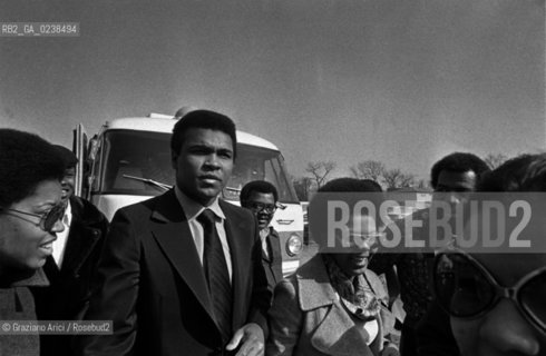 Chicago,1971. Larrivo del pugile campione mondiale dei pesi massimi Muhammad Ali, Cassius Clay, in occasione di un convegno a Chicago, attorniato dai fans. Sport pugilato pugile campione Pesi massimi.Chicago,1971. The arrival of the American boxer and  World Heavyweight Champion Muhammad Ali, Cassius Clay, among many fans, for a conference in Chicago © Archivio Graziano Arici  astga ©Graziano Arici/Rosebud2