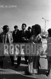 Chicago,1971. Larrivo del pugile campione mondiale dei pesi massimi Muhammad Ali, Cassius Clay, in occasione di un convegno a Chicago, attorniato dai fans. Sport pugilato pugile campione Pesi massimi.Chicago,1971. The arrival of the American boxer and  World Heavyweight Champion Muhammad Ali, Cassius Clay, among many fans, for a conference in Chicago © Archivio Graziano Arici  astga ©Graziano Arici/Rosebud2