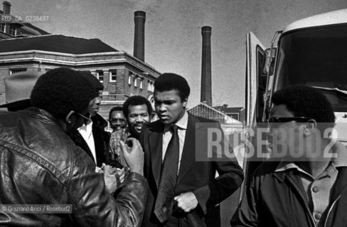 Chicago,1971. Larrivo del pugile campione mondiale dei pesi massimi Muhammad Ali, Cassius Clay, in occasione di un convegno a Chicago, attorniato dai fans. Sport pugilato pugile campione Pesi massimi.Chicago,1971. The arrival of the American boxer and  World Heavyweight Champion Muhammad Ali, Cassius Clay, among many fans, for a conference in Chicago © Archivio Graziano Arici  astga ©Graziano Arici/Rosebud2