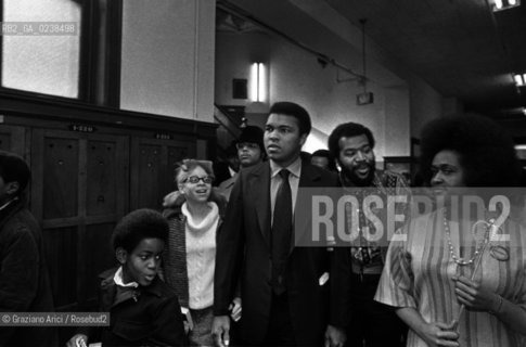 Chicago,1971. Larrivo del pugile campione mondiale dei pesi massimi Muhammad Ali, Cassius Clay, in occasione di un convegno a Chicago, attorniato dai fans. Sport pugilato pugile campione Pesi massimi.Chicago,1971. The arrival of the American boxer and  World Heavyweight Champion Muhammad Ali, Cassius Clay, among many fans, for a conference in Chicago © Archivio Graziano Arici  astga ©Graziano Arici/Rosebud2