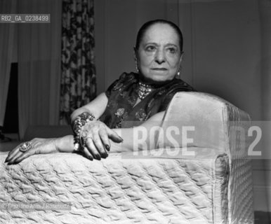 -Senza data.Ritratto di Helena Rubinstein (1870-1965), imprenditrice e fondatrice dellomonima casa cosmetica Helena Rubinstein. Ritratto imprenditrice Cosmetica Moda.-Undated, Portrait of Helena Rubinstein (1870-1965), cosmetics industrialist, founder and eponym of Helena Rubinstein Incorporated - Archivio Graziano Arici..LArchivio Arici non è riuscito ad avere informazioni sullautore di questa foto. Siamo comunque a disposizione di qualunque avente diritto per riconoscere eventuali proprietà intellettuali che non sia stato possibile fin qui attribuire. .Qualora si fosse inavvertitamente leso qualsiasi diritto di riproduzione, si prega di contattare lArchivio che provvederà a rimuovere le immagini in questione..La cessione dei diritti di questa immagine si intende per quanto di nostra competenza. Non comprende invece le eventuali spese  relative a diritti che potranno essere richiesti dagli Enti o persone fisiche cui appartengono eventualmente i soggetti  ripresi. Tali costi, ove necessari, e l’espletamento di qualsivoglia pratica di richiesta di concessione del permesso di pubblicazione sono esclusivamente a carico e a cura del soggetto acquirente di questa immagine...  astga ©Graziano Arici/Rosebud2