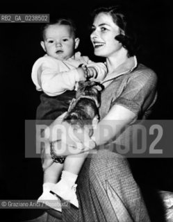 -1951. Lattrice Ingrid Bergman con in braccio il figlio Roberto Ingmar Rossellini. Cinema attrice ritratto figlio.-1951. The actress Ingrid Bergman with her son Roberto Ingmar Rossellini - Archivio Graziano Arici.LArchivio Arici non è riuscito ad avere informazioni sullautore di questa foto. Siamo comunque a disposizione di qualunque avente diritto per riconoscere eventuali proprietà intellettuali che non sia stato possibile fin qui attribuire. .Qualora si fosse inavvertitamente leso qualsiasi diritto di riproduzione, si prega di contattare lArchivio che provvederà a rimuovere le immagini in questione..La cessione dei diritti di questa immagine si intende per quanto di nostra competenza. Non comprende invece le eventuali spese  relative a diritti che potranno essere richiesti dagli Enti o persone fisiche cui appartengono eventualmente i soggetti  ripresi. Tali costi, ove necessari, e l’espletamento di qualsivoglia pratica di richiesta di concessione del permesso di pubblicazione sono esclusivamente a carico e a cura del soggetto acquirente di questa immagine..  astga ©Graziano Arici/Rosebud2