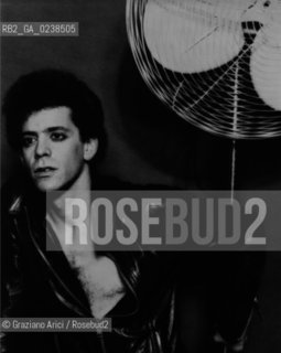 -Fine anni 70. Ritratto del cantautore e chitarrista rock Lou Reed. Musica cantante cantautore chitarrista rock ritratto.-Late 70. Portrait of the singer and guitarist Lou Reed - Archivio Graziano Arici..Avvertenze relative al copyright delle immagini.Le immagini riprodotte sono state eseguite per promuovere il prodotto culturale di cui in didascalia..La possibilità di utilizzare queste immagini è riservata unicamente al fine di corredare con le stesse, servizi, articoli, segnalazioni inerenti liniziativa cui si riferiscono. .La cessione dei diritti di questa immagine si intende per quanto di nostra competenza. Non comprende invece le eventuali spese  relative a diritti che potranno essere richiesti dagli Enti o persone fisiche cui appartengono eventualmente i soggetti  ripresi. Tali costi, ove necessari, e l’espletamento di qualsivoglia pratica di richiesta di concessione del permesso di pubblicazione sono esclusivamente a carico e a cura del soggetto acquirente di questa immagine..