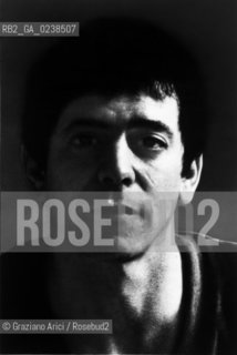 -Fine anni 70. Ritratto del cantautore e chitarrista rock Lou Reed. Musica cantante cantautore chitarrista rock ritratto.-Late 70. Portrait of the singer and guitarist Lou Reed - Archivio Graziano Arici..Avvertenze relative al copyright delle immagini.Le immagini riprodotte sono state eseguite per promuovere il prodotto culturale di cui in didascalia..La possibilità di utilizzare queste immagini è riservata unicamente al fine di corredare con le stesse, servizi, articoli, segnalazioni inerenti liniziativa cui si riferiscono. .La cessione dei diritti di questa immagine si intende per quanto di nostra competenza. Non comprende invece le eventuali spese  relative a diritti che potranno essere richiesti dagli Enti o persone fisiche cui appartengono eventualmente i soggetti  ripresi. Tali costi, ove necessari, e l’espletamento di qualsivoglia pratica di richiesta di concessione del permesso di pubblicazione sono esclusivamente a carico e a cura del soggetto acquirente di questa immagine..