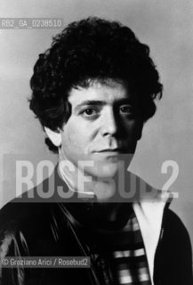 -Fine anni 70. Ritratto del cantautore e chitarrista rock Lou Reed. Musica cantante cantautore chitarrista rock ritratto.-Late 70. Portrait of the singer and guitarist Lou Reed - Archivio Graziano Arici..Avvertenze relative al copyright delle immagini.Le immagini riprodotte sono state eseguite per promuovere il prodotto culturale di cui in didascalia..La possibilità di utilizzare queste immagini è riservata unicamente al fine di corredare con le stesse, servizi, articoli, segnalazioni inerenti liniziativa cui si riferiscono. .La cessione dei diritti di questa immagine si intende per quanto di nostra competenza. Non comprende invece le eventuali spese  relative a diritti che potranno essere richiesti dagli Enti o persone fisiche cui appartengono eventualmente i soggetti  ripresi. Tali costi, ove necessari, e l’espletamento di qualsivoglia pratica di richiesta di concessione del permesso di pubblicazione sono esclusivamente a carico e a cura del soggetto acquirente di questa immagine..