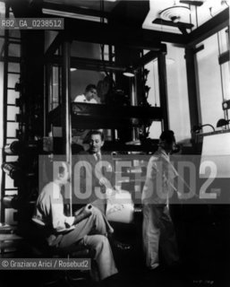 -senza data (1950?) Ritratto di Walt Disney (Walter Elias Disney), animatore, autore, fumettista e cineasta stantunitense,  al lavoro con alcuni collaboratori negli studi Disney. Cinema cartone animato autore fumettista Disney.-undated(1950?). Portrait of the cartoonist, author and director Walt Disney( Walter Elias Disney) at work - Archivio Graziano Arici..LArchivio Arici non è riuscito ad avere informazioni sullautore di questa foto. Siamo comunque a disposizione di qualunque avente diritto per riconoscere eventuali proprietà intellettuali che non sia stato possibile fin qui attribuire. .Qualora si fosse inavvertitamente leso qualsiasi diritto di riproduzione, si prega di contattare lArchivio che provvederà a rimuovere le immagini in questione..La cessione dei diritti di questa immagine si intende per quanto di nostra competenza. Non comprende invece le eventuali spese  relative a diritti che potranno essere richiesti dagli Enti o persone fisiche cui appartengono eventualmente i soggetti  ripresi. Tali costi, ove necessari, e l’espletamento di qualsivoglia pratica di richiesta di concessione del permesso di pubblicazione sono esclusivamente a carico e a cura del soggetto acquirente di questa immagine...  astga ©Graziano Arici/Rosebud2