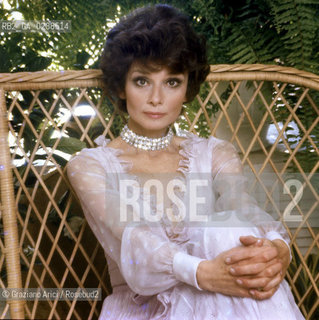 -1970(?).Ritratto dellattrice Audrey Hepburn.Cinema ritratto attrice.-1970(?). Portrait of the actress Audrey Hepburn  -  Archivio Graziano Arici.Avvertenze relative al copyright delle immagini.Le immagini riprodotte sono state eseguite per promuovere il prodotto culturale di cui in didascalia..La possibilità di utilizzare queste immagini è riservata unicamente al fine di corredare con le stesse, servizi, articoli, segnalazioni inerenti liniziativa cui si riferiscono. .La cessione dei diritti di questa immagine si intende per quanto di nostra competenza. Non comprende invece le eventuali spese  relative a diritti che potranno essere richiesti dagli Enti o persone fisiche cui appartengono eventualmente i soggetti  ripresi. Tali costi, ove necessari, e l’espletamento di qualsivoglia pratica di richiesta di concessione del permesso di pubblicazione sono esclusivamente a carico e a cura del soggetto acquirente di questa immagine..  astga ©Graziano Arici/Rosebud2