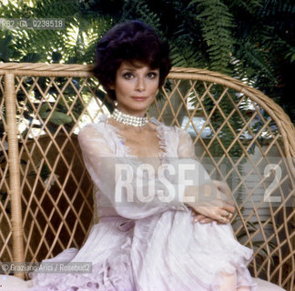 -1970(?).Ritratto dellattrice Audrey Hepburn.Cinema ritratto attrice.-1970(?). Portrait of the actress Audrey Hepburn  -  Archivio Graziano Arici.Avvertenze relative al copyright delle immagini.Le immagini riprodotte sono state eseguite per promuovere il prodotto culturale di cui in didascalia..La possibilità di utilizzare queste immagini è riservata unicamente al fine di corredare con le stesse, servizi, articoli, segnalazioni inerenti liniziativa cui si riferiscono. .La cessione dei diritti di questa immagine si intende per quanto di nostra competenza. Non comprende invece le eventuali spese  relative a diritti che potranno essere richiesti dagli Enti o persone fisiche cui appartengono eventualmente i soggetti  ripresi. Tali costi, ove necessari, e l’espletamento di qualsivoglia pratica di richiesta di concessione del permesso di pubblicazione sono esclusivamente a carico e a cura del soggetto acquirente di questa immagine..  astga ©Graziano Arici/Rosebud2