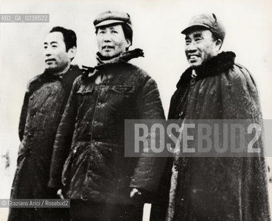 - Yenan, China. The date of this Photo is unknown. Mao Tse-tung, Chou En-lai (left),and Chu Teh(right), pose at Communist Chinese wartime base at Yenan, China. during the Chinese civil war Russian leader Joseph Stalin ordered Mao to join a united frotn with Chiang Kai-sheks forces to ward off a Japanese take over. .Politica Cina Comunismo leader -  Archivio Graziano Arici..LArchivio Arici non è riuscito ad avere informazioni sullautore di questa foto. Siamo comunque a disposizione di qualunque avente diritto per riconoscere eventuali proprietà intellettuali che non sia stato possibile fin qui attribuire. .Qualora si fosse inavvertitamente leso qualsiasi diritto di riproduzione, si prega di contattare lArchivio che provvederà a rimuovere le immagini in questione..La cessione dei diritti di questa immagine si intende per quanto di nostra competenza. Non comprende invece le eventuali spese  relative a diritti che potranno essere richiesti dagli Enti o persone fisiche cui appartengono eventualmente i soggetti  ripresi. Tali costi, ove necessari, e l’espletamento di qualsivoglia pratica di richiesta di concessione del permesso di pubblicazione sono esclusivamente a carico e a cura del soggetto acquirente di questa immagine.  astga ©Graziano Arici/Rosebud2