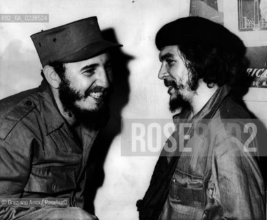 - Havana,Cuba,1959. Il Premier cubano Fidel Castro insieme al comandante Ernesto Che Guevara. Politica Storia Cuba .- Havana,Cuba, 1959. The Cuban Premier Fidel Castro with Ernesto Che Guevara.  Archivio Graziano Arici..LArchivio Arici non è riuscito ad avere informazioni sullautore di questa foto. Siamo comunque a disposizione di qualunque avente diritto per riconoscere eventuali proprietà intellettuali che non sia stato possibile fin qui attribuire. .Qualora si fosse inavvertitamente leso qualsiasi diritto di riproduzione, si prega di contattare lArchivio che provvederà a rimuovere le immagini in questione..La cessione dei diritti di questa immagine si intende per quanto di nostra competenza. Non comprende invece le eventuali spese  relative a diritti che potranno essere richiesti dagli Enti o persone fisiche cui appartengono eventualmente i soggetti  ripresi. Tali costi, ove necessari, e l’espletamento di qualsivoglia pratica di richiesta di concessione del permesso di pubblicazione sono esclusivamente a carico e a cura del soggetto acquirente di questa immagine.  astga ©Graziano Arici/Rosebud2