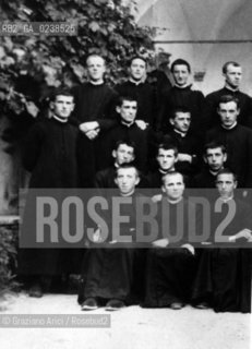 -Belluno,fine anni venti. Papa Giovanni Paolo I, Albino Luciani, in una foto di gruppo al seminario(il primo della seconda fila dal basso)..-Belluno, late twenties. Pope Giovanni Paolo I, Albino Luciani, in the picture during the school at seminary (the first in the second row from the bottom)  - Archivio Graziano Arici.La cessione dei diritti di questa immagine si intende per quanto di nostra competenza. Non comprende invece le eventuali spese  relative a diritti che potranno essere richiesti dagli Enti o persone fisiche cui appartengono eventualmente i soggetti  ripresi. Tali costi, ove necessari, e l’espletamento di qualsivoglia pratica di richiesta di concessione del permesso di pubblicazione sono esclusivamente a carico e a cura del soggetto acquirente di questa immagine.  astga ©Graziano Arici/Rosebud2