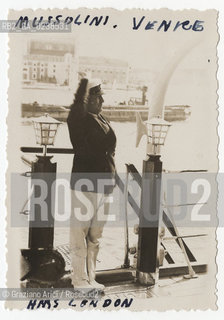 -Venezia, senza data, senza indicazione dellautore. Ritratto a figura intera del Duce Benito Mussolini, stampa ai sali dargento, 6x8,5 cm.Ritratto Fascismo Duce Mussolini.-Venice, undated, no authors indication. Portrait of the Duce Benito Mussolini, silver salt print, 6x8,5 cm - Archivio Graziano Arici..LArchivio Arici non è riuscito ad avere informazioni sullautore di questa foto. Siamo comunque a disposizione di qualunque avente diritto per riconoscere eventuali proprietà intellettuali che non sia stato possibile fin qui attribuire. .Qualora si fosse inavvertitamente leso qualsiasi diritto di riproduzione, si prega di contattare lArchivio che provvederà a rimuovere le immagini in questione..La cessione dei diritti di questa immagine si intende per quanto di nostra competenza. Non comprende invece le eventuali spese  relative a diritti che potranno essere richiesti dagli Enti o persone fisiche cui appartengono eventualmente i soggetti  ripresi. Tali costi, ove necessari, e l’espletamento di qualsivoglia pratica di richiesta di concessione del permesso di pubblicazione sono esclusivamente a carico e a cura del soggetto acquirente di questa immagine.  astga ©Graziano Arici/Rosebud2
