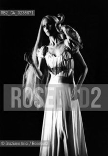 -Venezia,1980. Teatro Malibran. La ballerina e coreografa Carolyn Carson durante le prove del balletto Undici Onde. Danza ballerina coreografa teatro prove.-Venice,1980. Teatro Malibran. The dancer and coreograph Carolyn Carson during the rehearse of ballet Undici Onde © Archivio Graziano Arici MES  astga ©Graziano Arici/Rosebud2