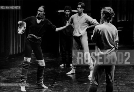 -Venezia,1980. Teatro Malibran. La ballerina e coreografa Carolyn Carson durante le prove del balletto Undici Onde, insieme a Roberto Castello, Larrio Ekson e Raffaella Giordano. Danza ballerina coreografa teatro prove.-Venice,1980. Teatro Malibran. The dancer and coreograph Carolyn Carson during the rehearse of ballet Undici Onde with Roberto Castello, Larrio Ekson and Raffaella Giordano © Archivio Graziano Arici MES  astga ©Graziano Arici/Rosebud2