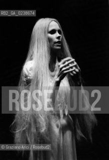 -Venezia,1980. Teatro Malibran. La ballerina e coreografa Carolyn Carson durante le prove del balletto Undici Onde. Danza ballerina coreografa teatro prove.-Venice,1980. Teatro Malibran. The dancer and coreograph Carolyn Carson during the rehearse of ballet Undici Onde © Archivio Graziano Arici MES  astga ©Graziano Arici/Rosebud2