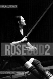 -Venezia,1980. Teatro Malibran. La ballerina e coreografa Carolyn Carson durante le prove del balletto Undici Onde. Danza ballerina coreografa teatro prove.-Venice,1980. Teatro Malibran. The dancer and coreograph Carolyn Carson during the rehearse of ballet Undici Onde © Archivio Graziano Arici MES  astga ©Graziano Arici/Rosebud2