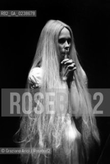-Venezia,1980. Teatro Malibran. La ballerina e coreografa Carolyn Carson durante le prove del balletto Undici Onde. Danza ballerina coreografa teatro prove.-Venice,1980. Teatro Malibran. The dancer and coreograph Carolyn Carson during the rehearse of ballet Undici Onde © Archivio Graziano Arici MES  astga ©Graziano Arici/Rosebud2
