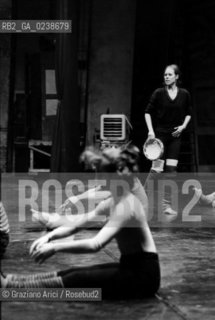 -Venezia,1980. Teatro Malibran. La ballerina e coreografa Carolyn Carson durante le prove del balletto Undici Onde. Danza ballerina coreografa teatro prove.-Venice,1980. Teatro Malibran. The dancer and coreograph Carolyn Carson during the rehearse of ballet Undici Onde © Archivio Graziano Arici MES  astga ©Graziano Arici/Rosebud2
