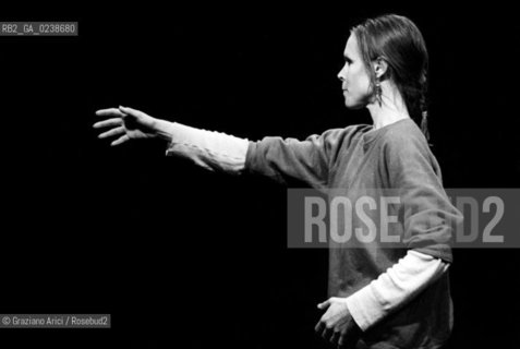 -Venezia,1980. Teatro Malibran. La ballerina e coreografa Carolyn Carson durante le prove del balletto Undici Onde. Danza ballerina coreografa teatro prove.-Venice,1980. Teatro Malibran. The dancer and coreograph Carolyn Carson during the rehearse of ballet Undici Onde © Archivio Graziano Arici MES  astga ©Graziano Arici/Rosebud2