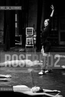 -Venezia,1980. Teatro Malibran. La ballerina e coreografa Carolyn Carson durante le prove del balletto Undici Onde. Danza ballerina coreografa teatro prove.-Venice,1980. Teatro Malibran. The dancer and coreograph Carolyn Carson during the rehearse of ballet Undici Onde © Archivio Graziano Arici MES  astga ©Graziano Arici/Rosebud2