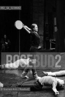 -Venezia,1980. Teatro Malibran. La ballerina e coreografa Carolyn Carson durante le prove del balletto Undici Onde. Danza ballerina coreografa teatro prove.-Venice,1980. Teatro Malibran. The dancer and coreograph Carolyn Carson during the rehearse of ballet Undici Onde © Archivio Graziano Arici MES  astga ©Graziano Arici/Rosebud2