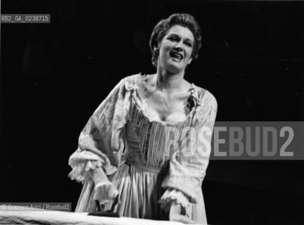 -Venezia,1978. La Locandiera di Carlo Goldoni. Lattrice Carla Gravina mentre recita sul palcoscenico. Commedia teatro attrice Goldoni Locandiera ritratto.-Venice,1978.La Locandiera by Carlo Goldoni. The actress Carla Gravina during the stage show ©Graziano Arici/Rosebud2  astga ©Graziano Arici/Rosebud2