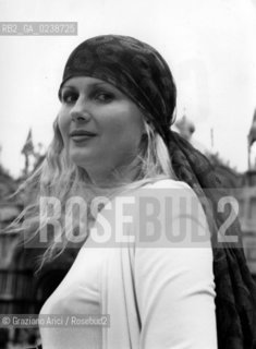 -Venezia,1972. Piazza San Marco. Ritratto dellattrice e modella Pamela Tiffin. Cinema modella attrice ritratto.-Venice,1972.Saint Marks square. Portrait of the actress Pamela Tiffin ©Graziano Arici/Rosebud2  astga ©Graziano Arici/Rosebud2