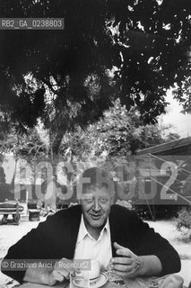 -Venezia,1988. Ritratto del disegnatore di fumetti Hugo Pratt. Arte Fumetto Disegno disegnatore Corto Maltese.-Venice,1988.Portrait of the cartoonist, illustrator of Corto Maltesès cartoon ©Graziano Arici/Rosebud2