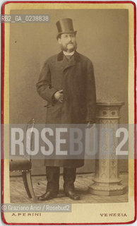-Venezia, Studio Fotografico Antonio Perini - Venezia, Ritratto di uomo con cilindro, senza data. Stampa allalbumina incollata su cartone, Carte de Visite, cm 6X10,5.  Ritratto Fotoantiche.-Venice, Antonio Perini author, Portrait of a man with a top hat, undated. Albumen photographic mounted on cardboard, Carte de visite 6X10,5 © Archivio Graziano Arici