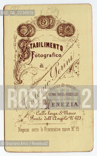 -Venezia, Studio Fotografico Antonio Perini - Venezia, Ritratto di uomo con cilindro, senza data. Stampa allalbumina incollata su cartone, Carte de Visite, cm 6X10,5.  Ritratto Fotoantiche.-Venice, Antonio Perini author, Portrait of a man with a top hat, undated. Albumen photographic mounted on cardboard, Carte de visite 6X10,5 © Archivio Graziano Arici